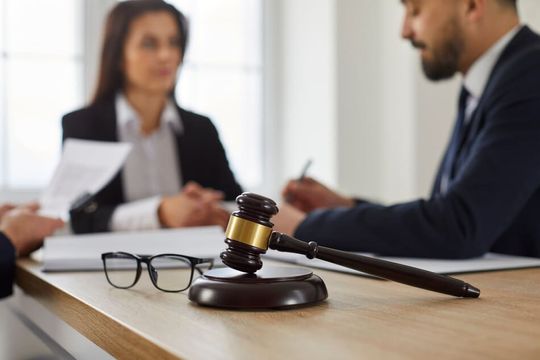 reunión de abogados y maza en primer plano
