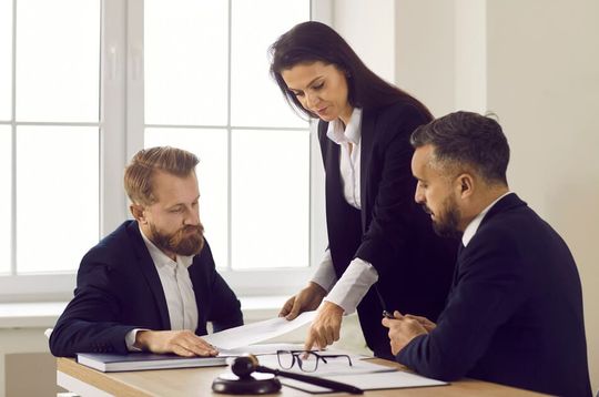 abogados reunidos con fiscal